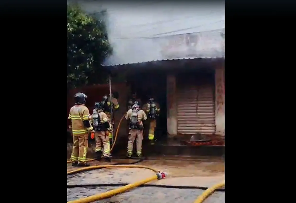 Bombeiros combatendo fogo em oficina de motos em Itaperuna