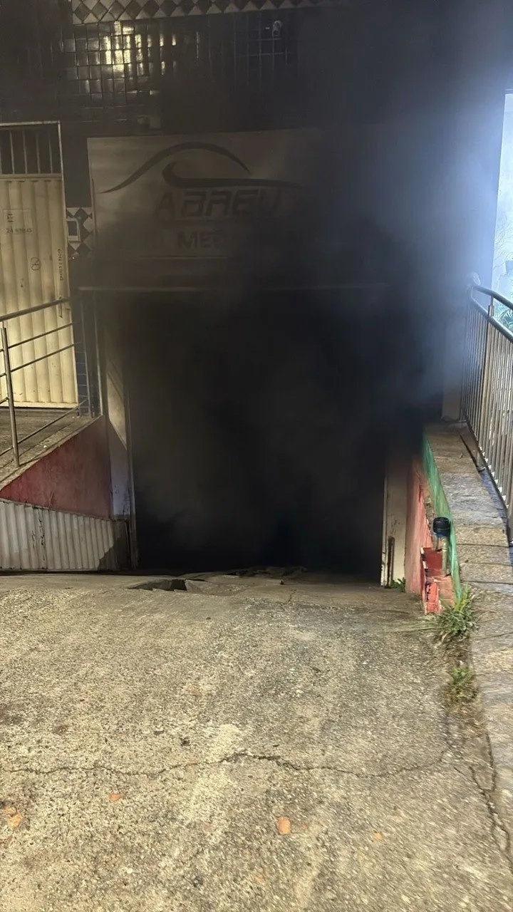 Incêndio em oficina Contagem, carros danificados, bombeiro, fumaça