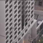 Prédio residencial com fachada preta por fumaça de incêndio na Vila Sônia