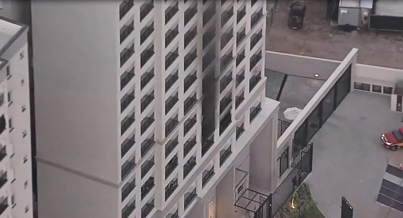 Prédio residencial com fachada preta por fumaça de incêndio na Vila Sônia