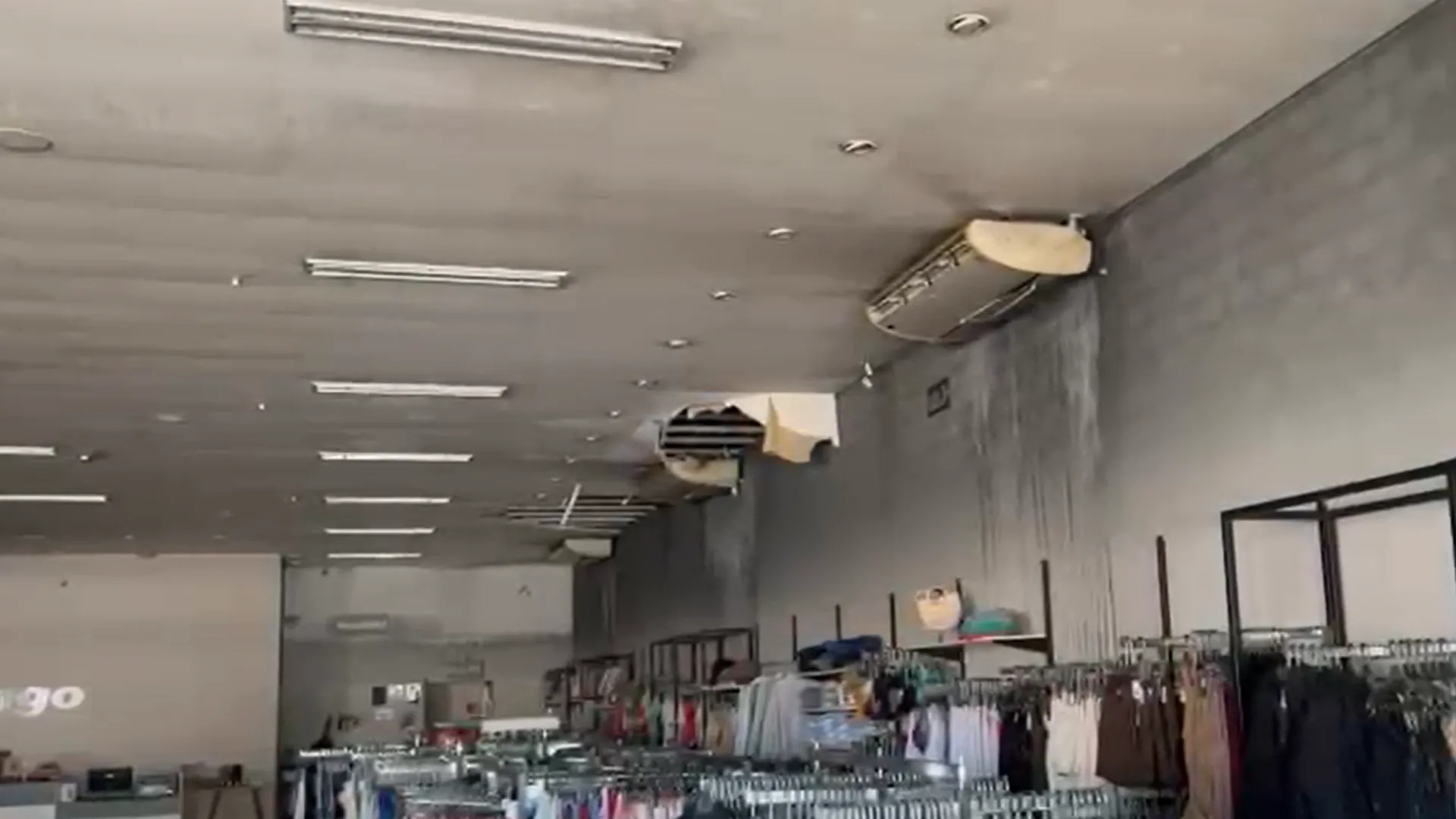 Incêndio em loja de roupas em Santa Fé do Sul, com bombeiros e destruição do estoque