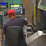 Trabalhadores da indústria em Jundiaí discutem projeto em frente a fábrica moderna