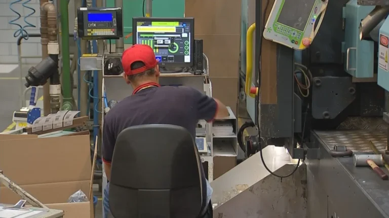 Trabalhadores da indústria em Jundiaí discutem projeto em frente a fábrica moderna