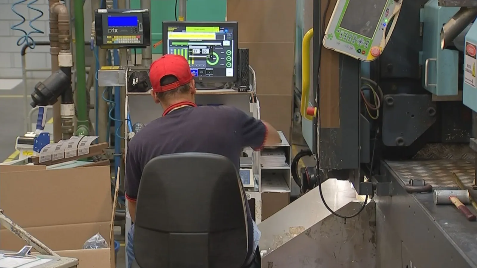 Trabalhadores da indústria em Jundiaí discutem projeto em frente a fábrica moderna