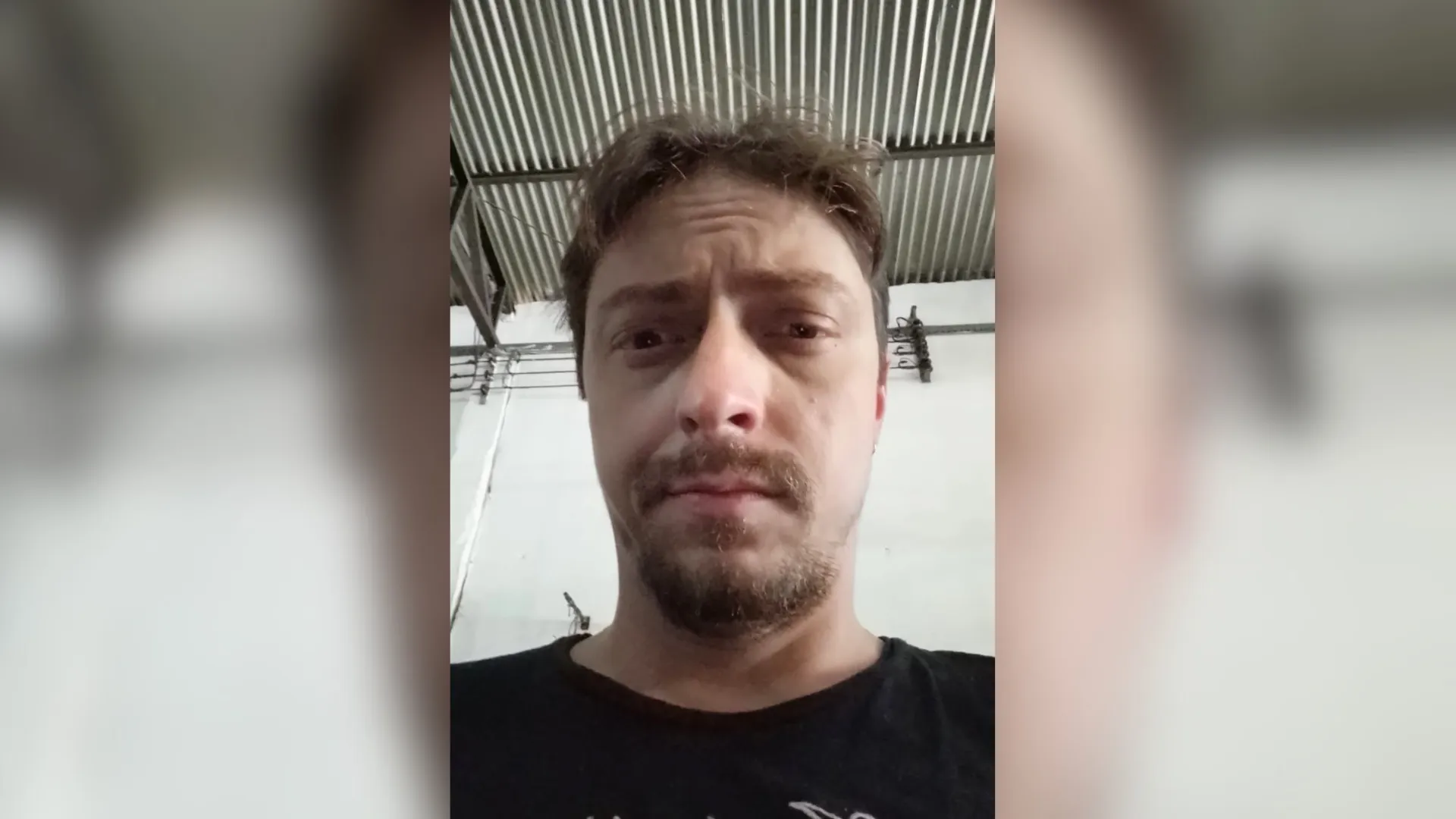 Influenciador corintiano Marcão Raiz acidentado com motocicleta e ônibus