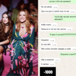 Ingrid Guimarães com a filha Clara, sorrindo e olhando o celular, enquanto tenta entender o linguajar adolescente.