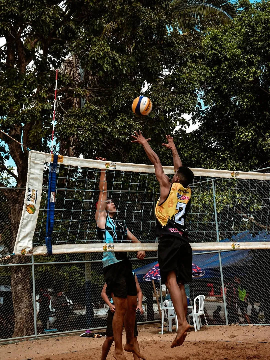 Vôlei de praia no Acre, competição adulta e master, atletas jogando na areia.