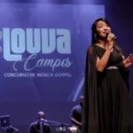 Cantor gospel se apresentando no palco do concurso Louva Campos