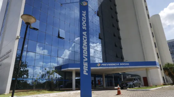 Tela do aplicativo Meu INSS com upload de atestado médico para auxílio por incapacidade temporária