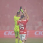 Time do Internacional em jogo do Brasileirão, celebrando a boa fase