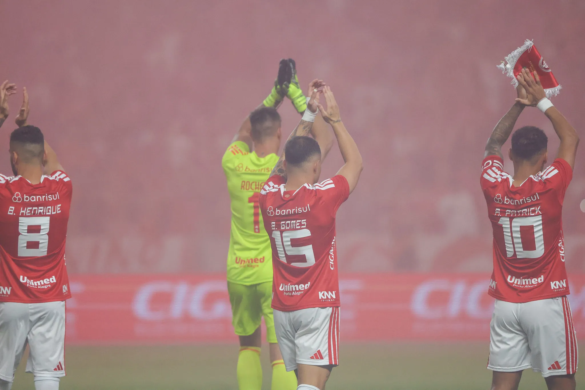 Time do Internacional em jogo do Brasileirão, celebrando a boa fase
