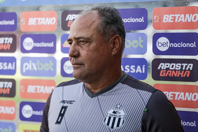 Márcio Goiano, técnico interino do Sport, em campo