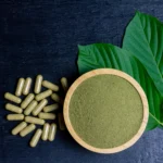 Folhas de kratom e pó, com alerta sobre intoxicações e riscos à saúde