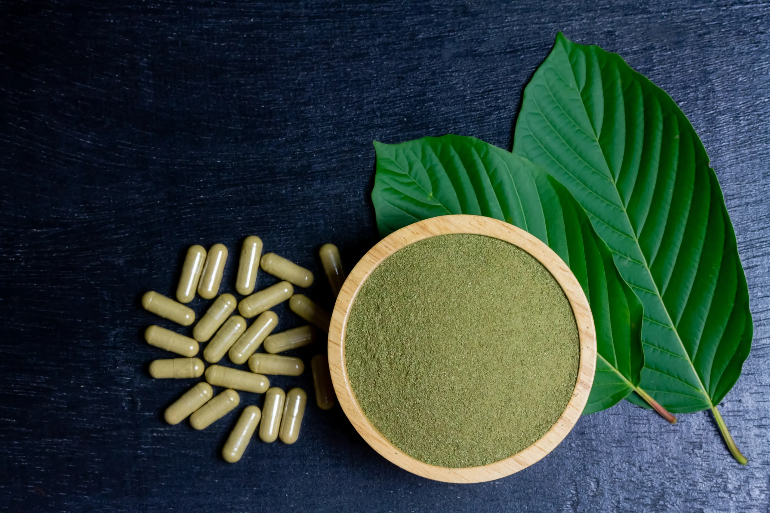 Folhas de kratom e pó, com alerta sobre intoxicações e riscos à saúde