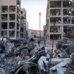 Homem olhando tablet com notícias de conflito e preocupação econômica