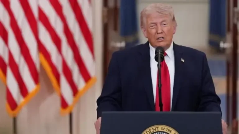 Barril de petróleo com mapa do Oriente Médio, simbolizando a crise geopolítica e a alta nos preços.