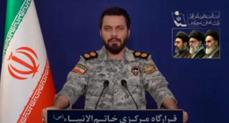 Bandeiras dos Estados Unidos e Irã, simbolizando as tensões geopolíticas