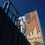 Mesa de negociação com diplomatas iranianos e americanos, mediada pelo Paquistão, em Islamabad