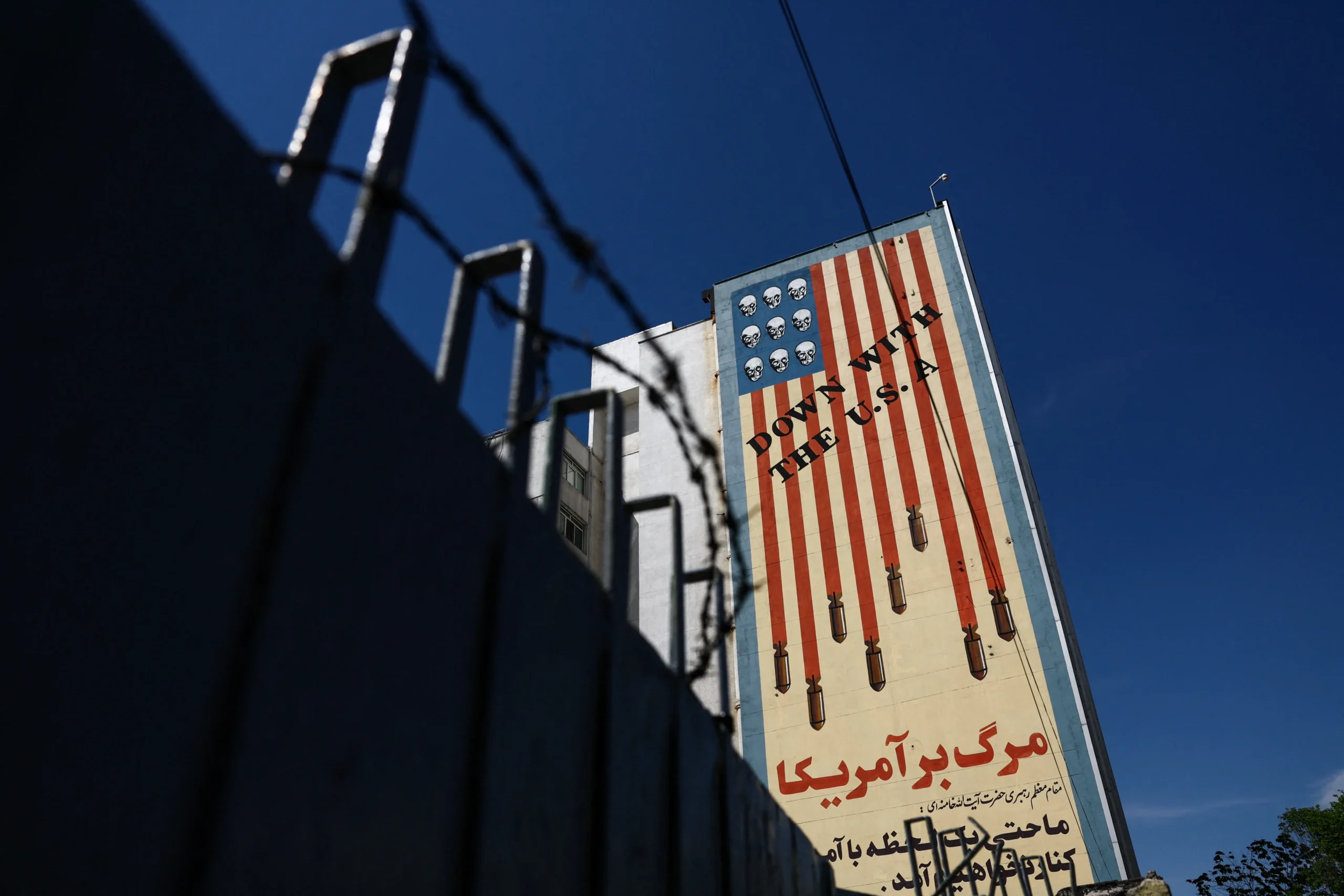 Mesa de negociação com diplomatas iranianos e americanos, mediada pelo Paquistão, em Islamabad