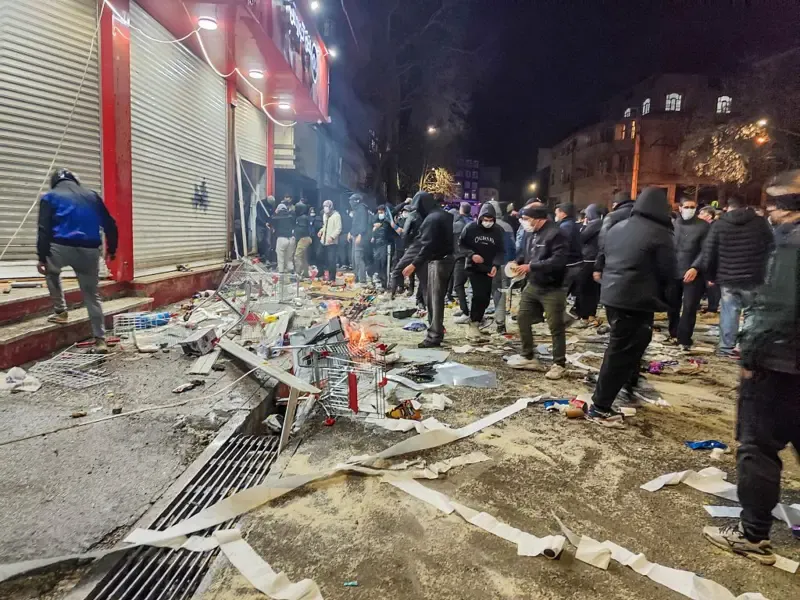 Cena de protesto e justiça no Irã