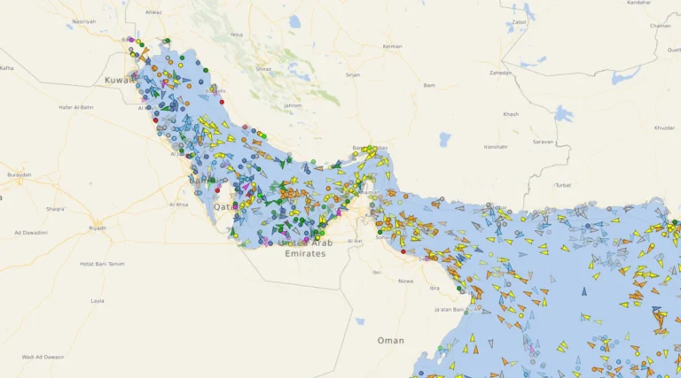 Navios no Estreito de Ormuz durante trégua entre Irã e EUA