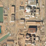 Reatores da usina nuclear de Bushehr, Irã, em processo de expansão com a colaboração da Rússia, destacando a complexidade da instalação.