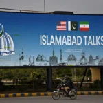 Navios de guerra dos EUA e Irã no Estreito de Ormuz, com petroleiro