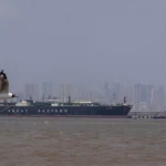 Estreito de Ormuz com navios, cenário geopolítico