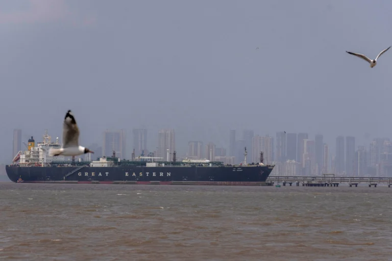 Estreito de Ormuz com navios, cenário geopolítico