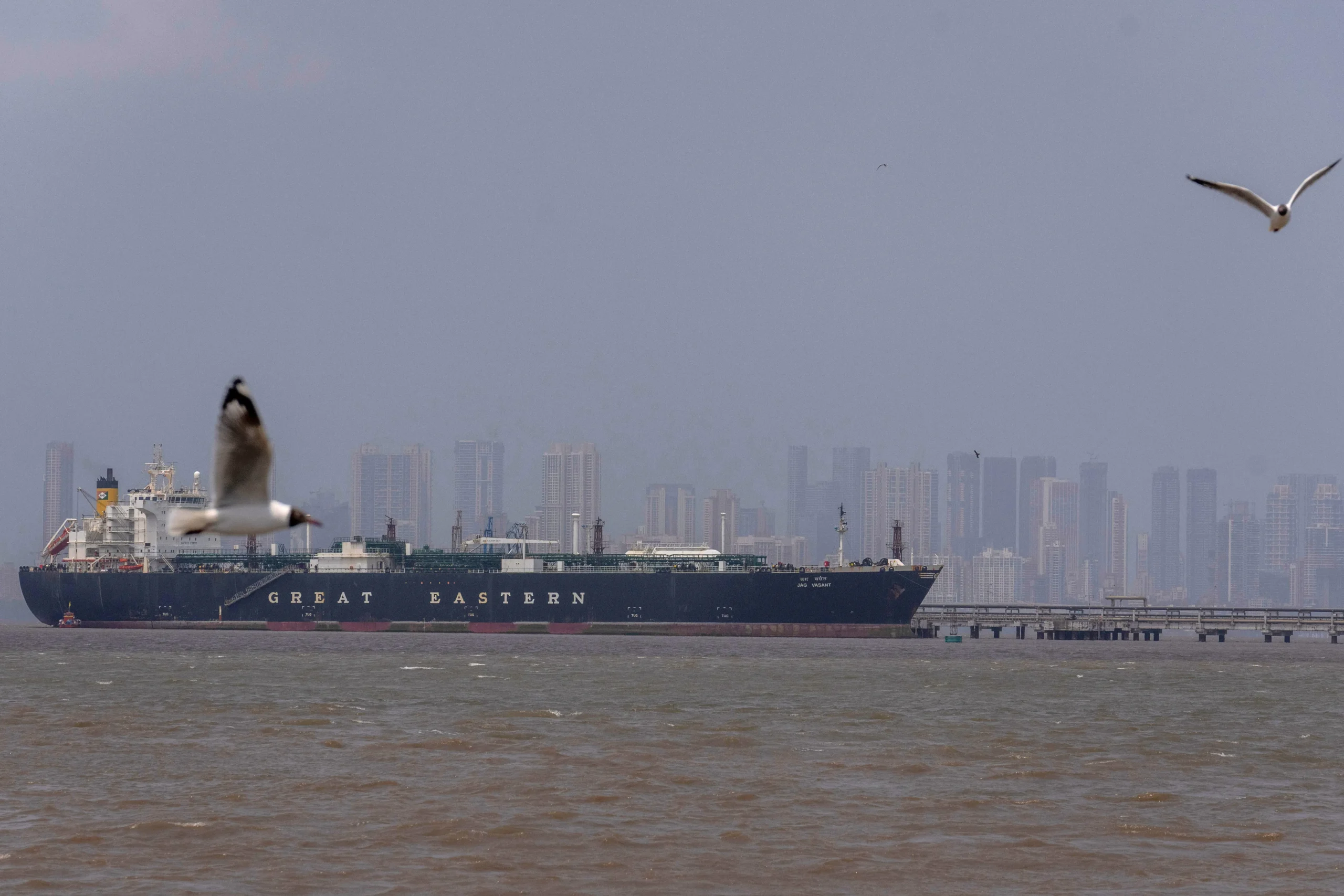 Imagem do Estreito de Ormuz com navio petroleiro
