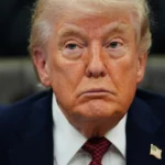 Donald Trump falando sobre reembolso de tarifas em Washington