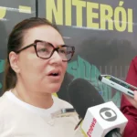 Carros de polícia e fitas de isolamento em local de investigação de homicídio em Niterói