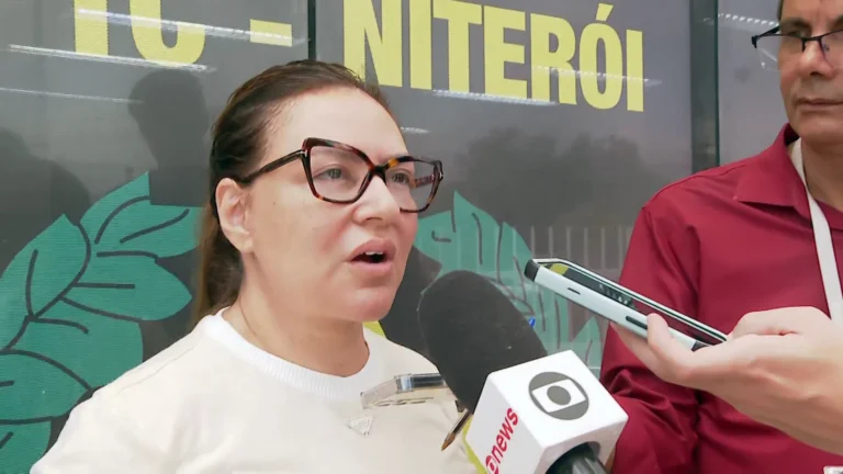 Carros de polícia e fitas de isolamento em local de investigação de homicídio em Niterói