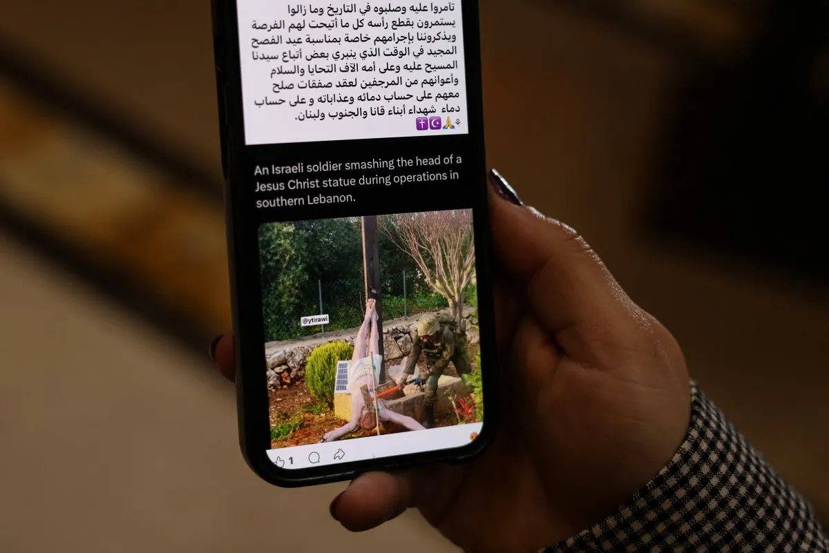 Estátua de Jesus Cristo quebrada na vila de Debel, Líbano, após ação de soldados israelenses