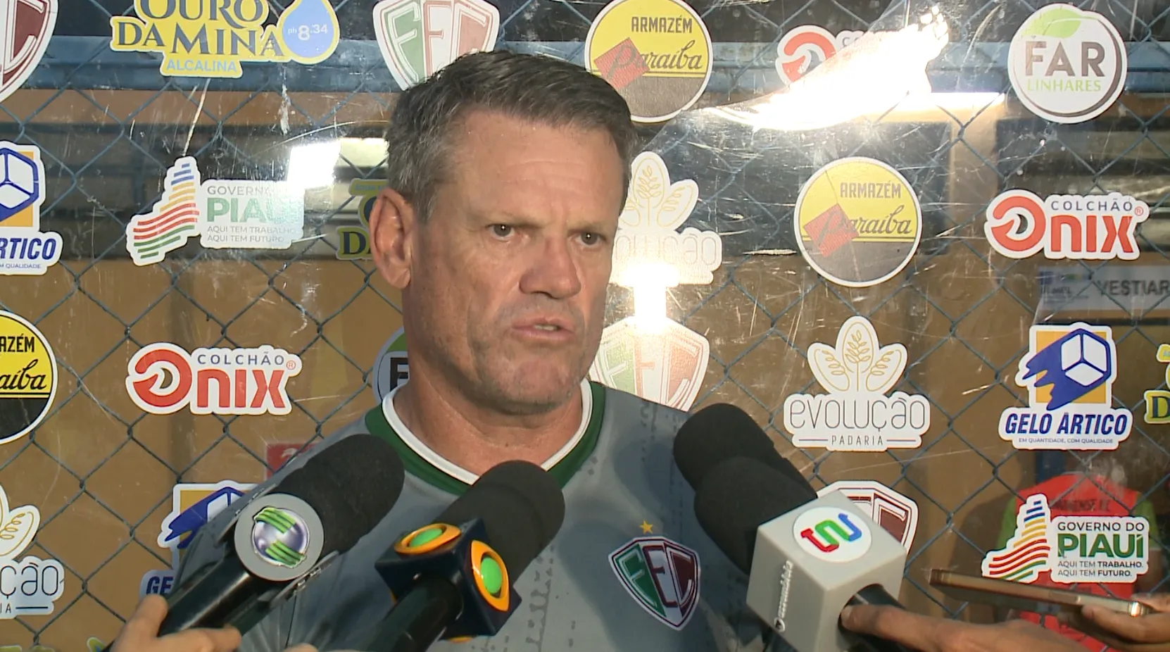 Ito Roque, técnico do Fluminense-PI, em campo na Série D