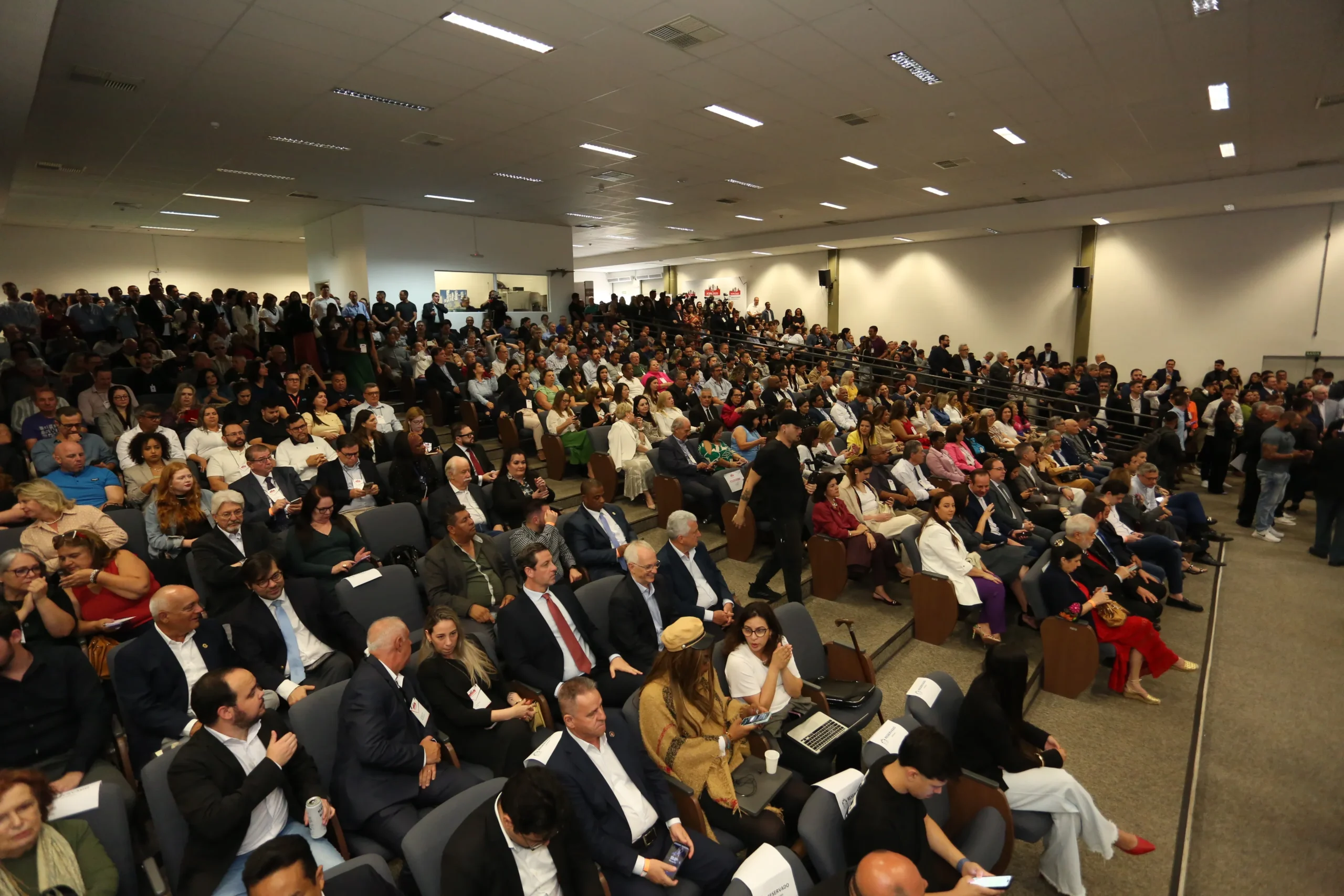 Participantes do Fórum Paulista de Desenvolvimento em Itu, incluindo Alckmin, Caiado, Haddad e Temer, em um painel de discussão.