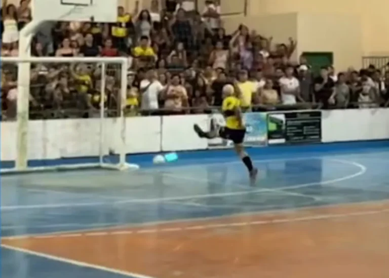 Jogador de futsal Pablo Junior lamentando gol perdido em Brasiléia, Acre