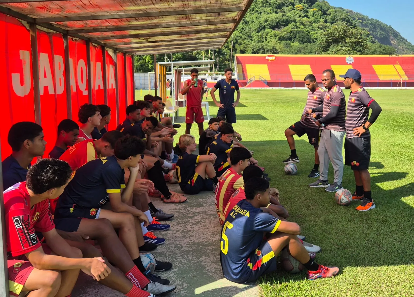 Jovens atletas do Jabaquara Sub-17 treinando para o Campeonato Paulista