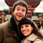 Jack Quaid e Claudia Doumit dançando no casamento