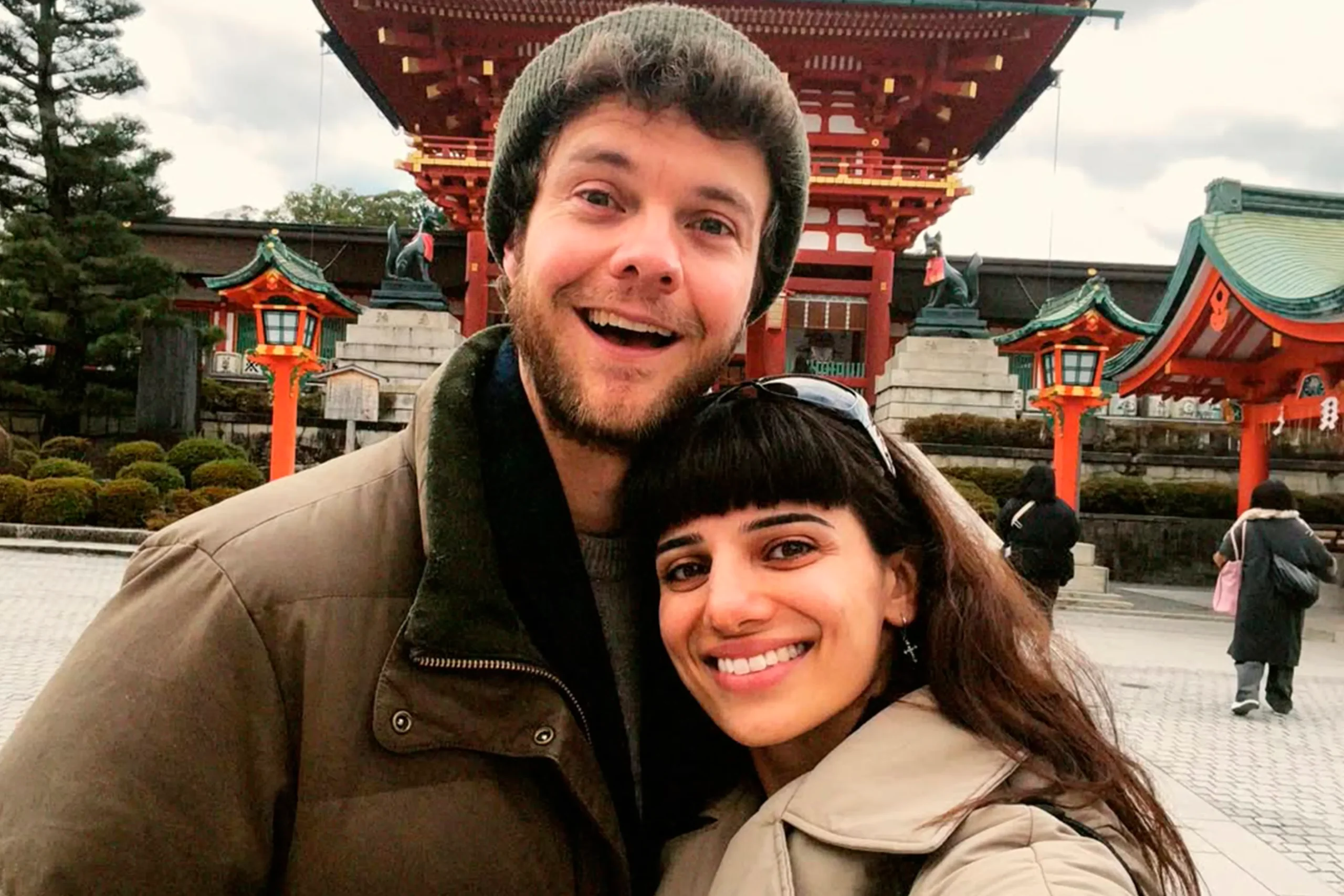 Jack Quaid e Claudia Doumit dançando no casamento