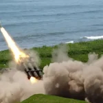 Soldados japoneses e equipamentos militares modernos prontos para exportação.