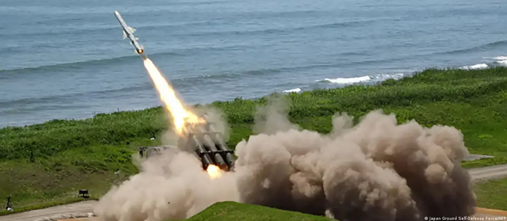 Soldados japoneses e equipamentos militares modernos prontos para exportação.