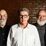 Foto do trio Trem de Três com Morelenbaum, Costa e Malta tocando violoncelo, percussão e sopros