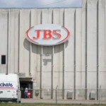 Trabalhadores e gerência da JBS assinando acordo de greve