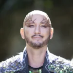 João Fênix e Jaime Alem no palco, capturando a energia de um show ao vivo para o álbum 'Mapa de tempo'.