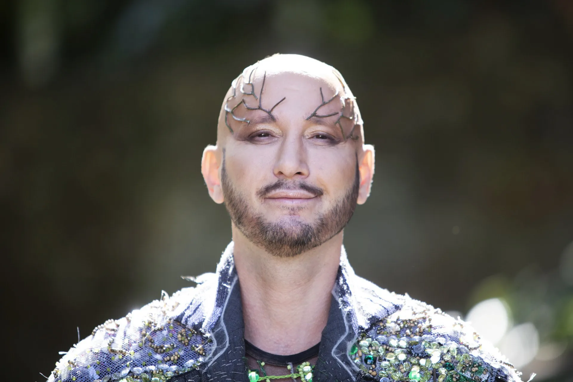 João Fênix e Jaime Alem no palco, capturando a energia de um show ao vivo para o álbum 'Mapa de tempo'.