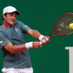 Tenista João Fonseca em quadra de saibro, jogando contra Arthur Rinderknech no Masters 1000 de Monte Carlo.