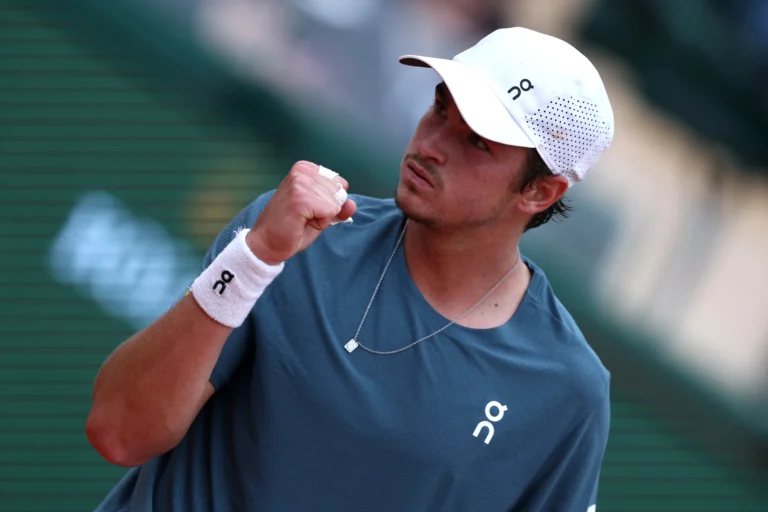 João Fonseca jogando tênis em Munique