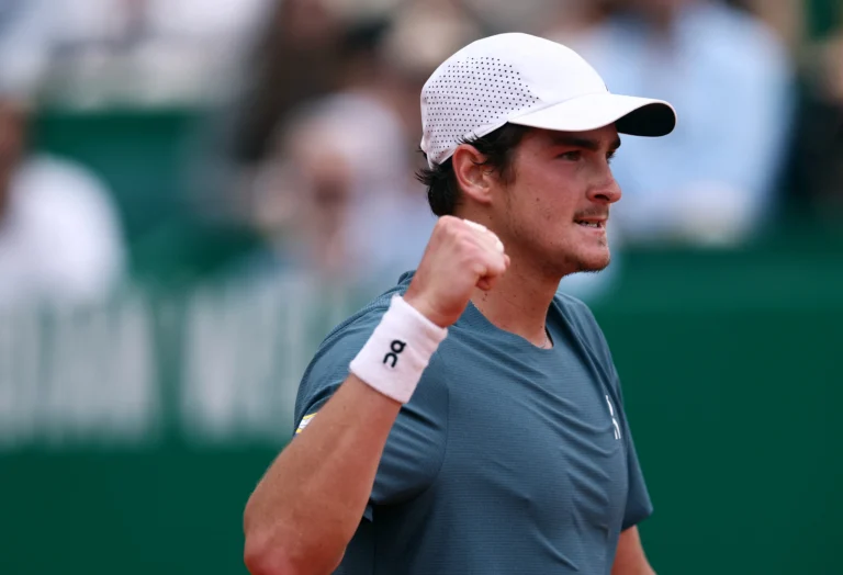 João Fonseca jogando tênis no saibro de Monte Carlo