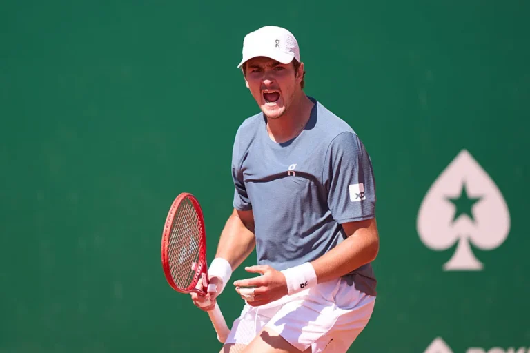 João Fonseca jogando tênis em Monte Carlo contra Alexander Zverev